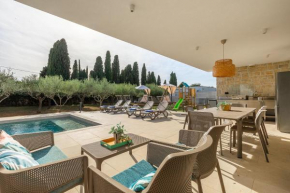 Villa San Zusto, 1600 m2 plot area, heated pool with hydromassage zone